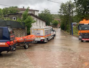 Bursa’da sel; 200 işçi son anda kurtarıldı
