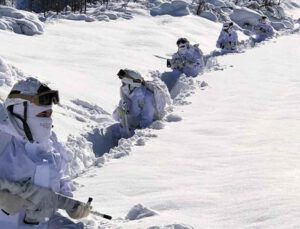 Komandolar karlı dağlarda teröristlerin izini sürüyor