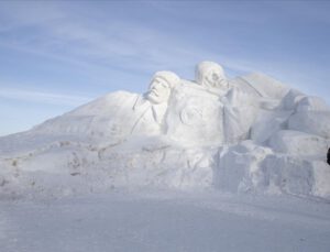 Sarıkamış şehitlerini temsilen yapılan kardan heykeller açıldı