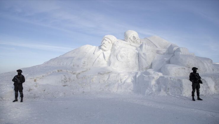 Sarıkamış şehitlerini temsilen yapılan kardan heykeller açıldı