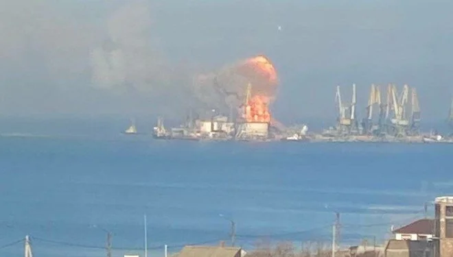 Ukrayna ordusu Rus çıkarma gemisini vurdu
