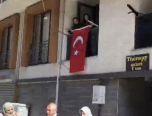 Bursa’da şehidin evine Türk bayrağı asıldı