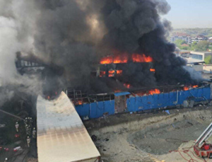 Arnavutköy’de bir plastik fabrikasında yangın çıktı