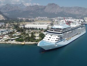‘Yüzen oteller’ Antalya Limanı’nda