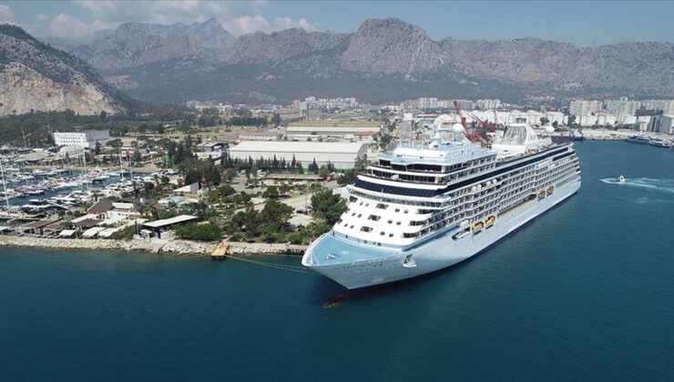 ‘Yüzen oteller’ Antalya Limanı’nda