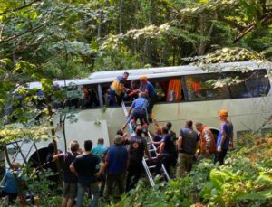 Bursa’da tur otobüsü şarampole yuvarlandı: 5 kişi öldü, 37 kişi yaralandı