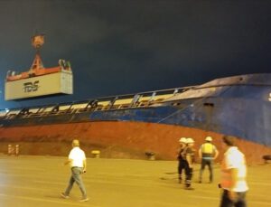 İskenderun’da konteyner gemisi battı
