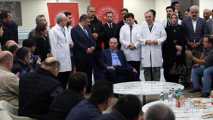 Erdoğan, tedavi gören madencileri ziyaret etti