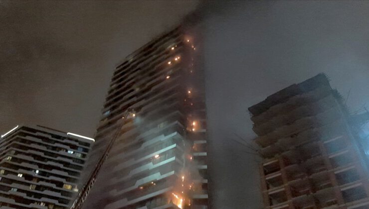 Kadıköy’de 24 katlı binada yangın