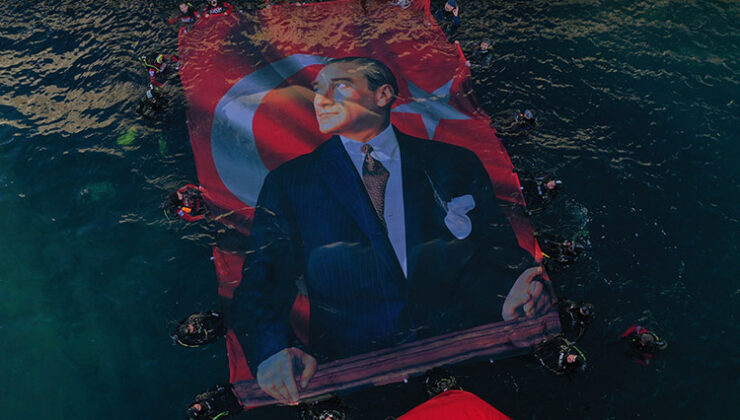 Su altında Atatürk posteri