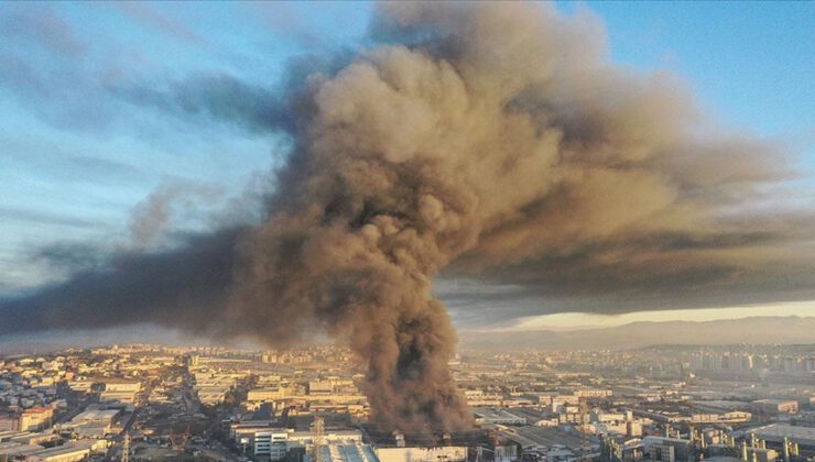 Tekstil fabrikasından çıkan duman kenti kapladı
