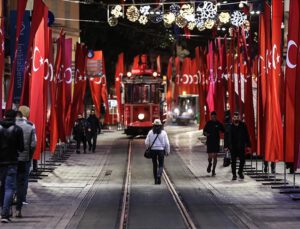 İstiklal Caddesi’ndeki ağaç ve beton saksılar kaldırıldı