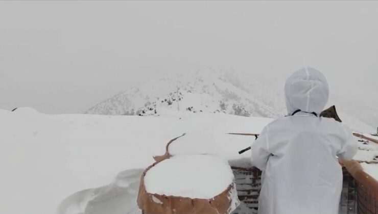 Mehmetçik, zorlu kış şartlarında operasyonlara devam ediyor