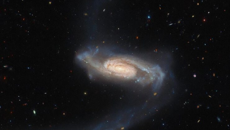 Uzayda “tuhaf” kollu yeni bir galaksi keşfedildi