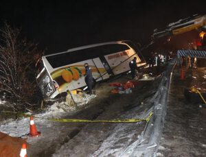 Otobüs şarampole devrildi; 4 ölü