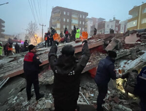 K.Maraş’ta 7,4’lük depremle yıkıldık; ölü ve yaralılar var