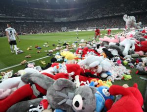 İstanbul’da binlerce oyuncak sahaya atıldı