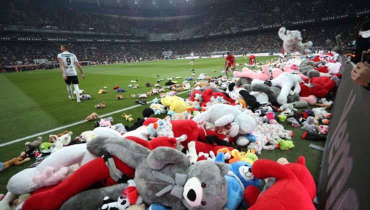 İstanbul’da binlerce oyuncak sahaya atıldı