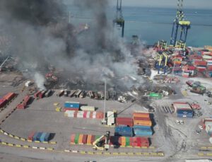 İskenderun Limanı’ndaki yangın havadan görüntülendi