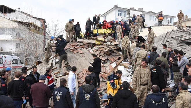 Malatya’da enkaz altından iki kişi sağ çıkarıldı