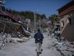 Depremde ticaret alanları büyük zarar gördü