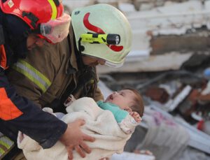 Anne ve bebeği 29 saat sonra enkazdan sağ çıkarıldı