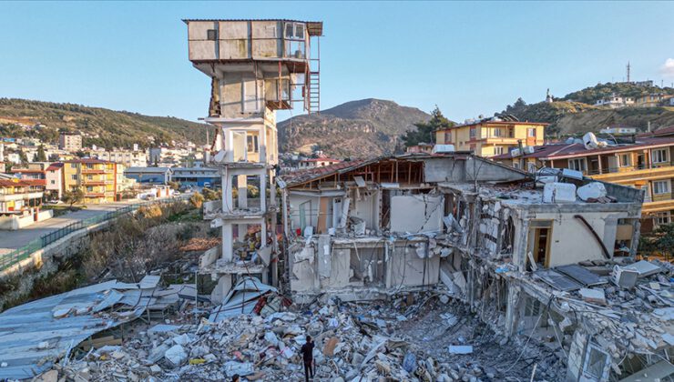 Depremde çöken binanın ek yapısı ayakta kaldı