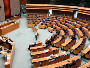 Parlamento binasında bomba şüphesi