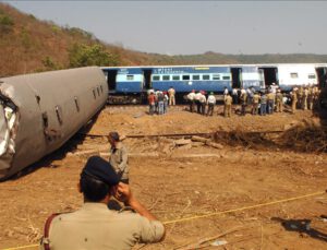 Hindistan’daki tren kazasında ölü sayısı 288’e yükseldi