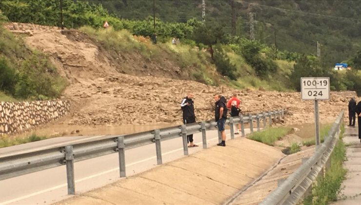 Yağış nedeniyle kara yolu ulaşıma kapandı