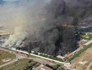 Manisa’da fabrikada çıkan yangın 16 saattir sürüyor