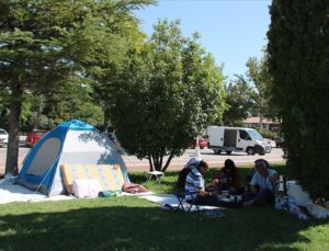 Malatya’da vatandaşlar parklarda sabahladı