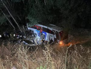Yolcu otobüsü uçuruma yuvarlandı; 12 ölü