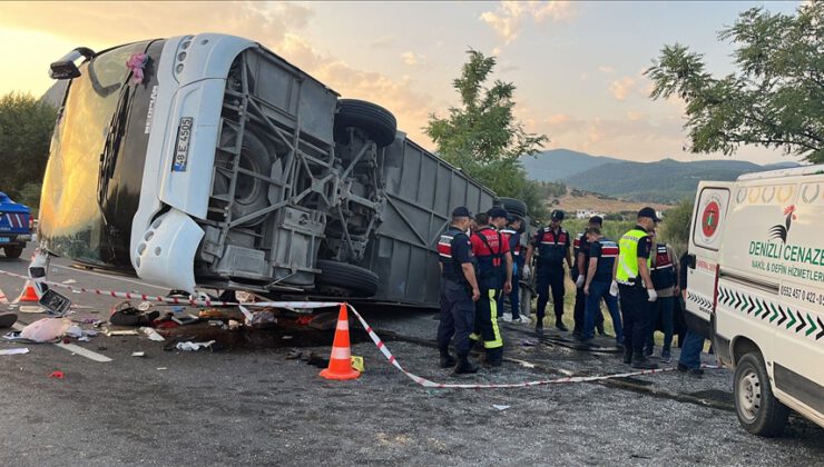 Denizli’de kamyon otobüse çarptı; 6 ölü