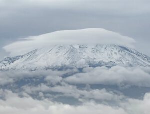 Ağrı Dağı’na kar yağdı