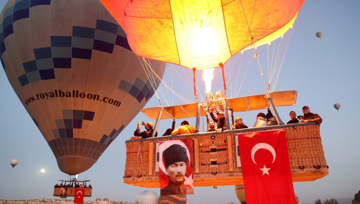 Kapadokya semaları Türk bayraklarıyla renklendi