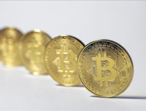 Bitcoin 30 bin doları test etti