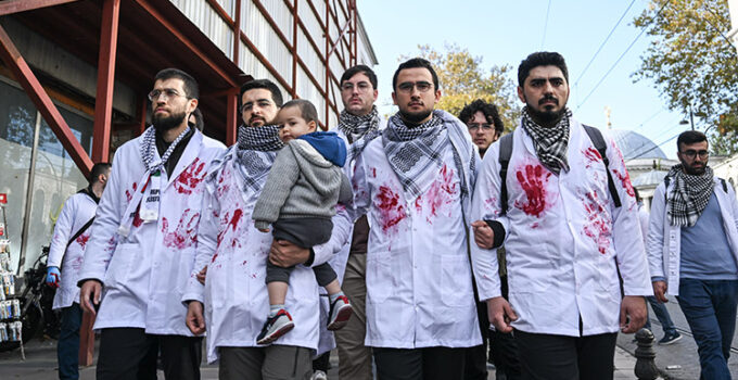 Doktorlardan Gazze için sessiz yürüyüş