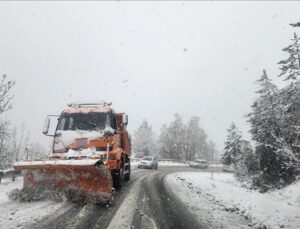 Kar yağışı Orhaneli yolunda ulaşımda aksamalara neden oluyor