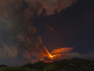 Etna Yanardağı yeniden faaliyete geçti