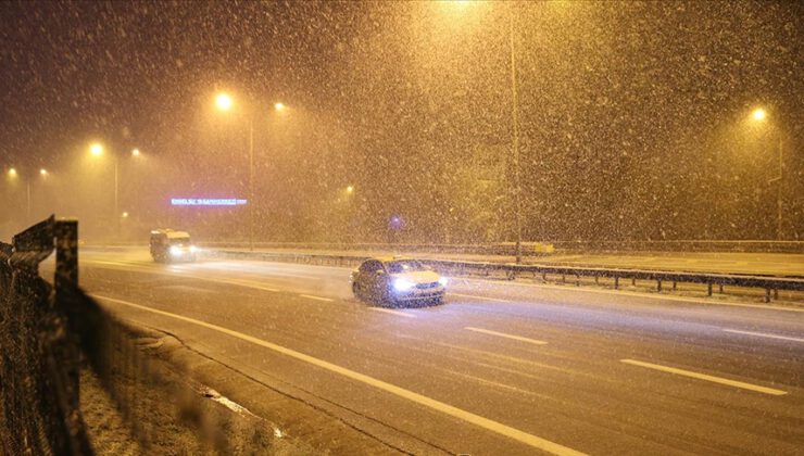 İstanbul’da kar ve fırtına etkili oldu