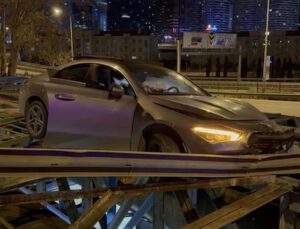 Kaza yapan otomobil köprüde asılı kaldı
