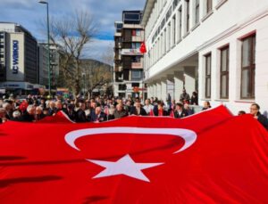 Bursa şehitlerimiz için yürüyor