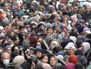 Bursa’da indirim izdihamı: Sokak trafiğe kapatıldı