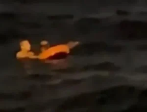 Karaköy’de yolcu vapurdan denize düştü