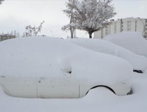 Araçlar ve tek katlı evler karla kaplandı