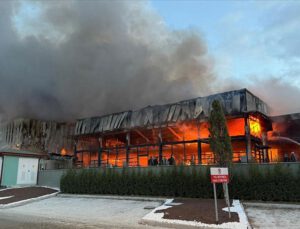 Kütahya’da porselen fabrikasındaki yangın sürüyor