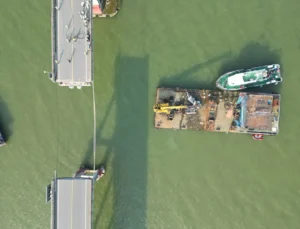 Kargo gemisi köprüyü yıktı, otomobiller denize uçtu