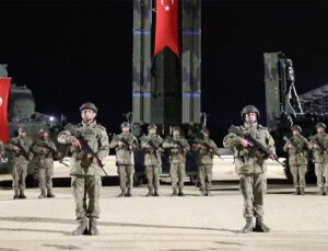 Mehmetçik’ten saygı duruşu