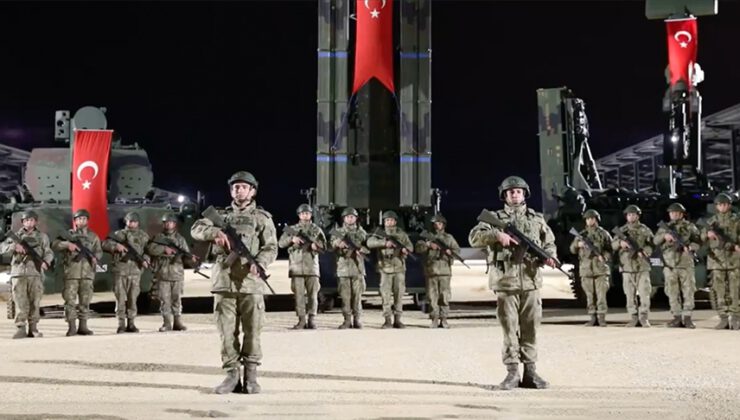 Mehmetçik’ten saygı duruşu